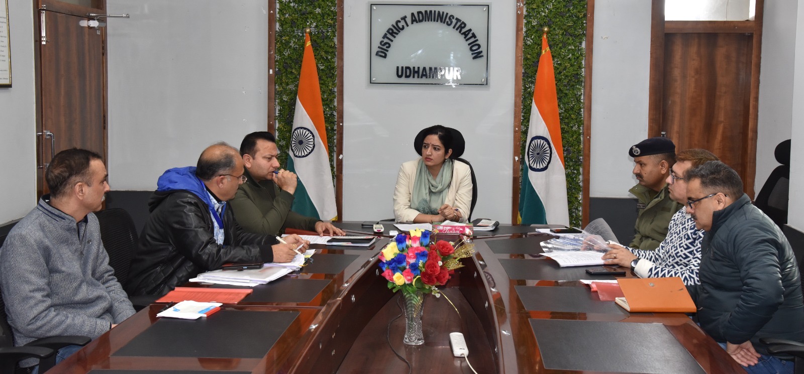 अवैध खनन पर अंकुश लगाने हेतु उपायों की डीसी ने की समीक्षा  उधमपुर, 28 जनवरी: उपायुक्त उधमपुर सलोनी राय ने आज जिले में अवैध खनन पर प्रभावी नियंत्रण हेतु गठित बहु-विभागीय जिला स्तरीय टास्क फोर्स सेल की बैठक की अध्यक्षता की और अब तक अपनाए गए प्रवर्तन उपायों की समीक्षा की।  बैठक के दौरान उपायुक्त ने अवैध खनन से जुड़ी प्रवर्तन चुनौतियों की समीक्षा की तथा प्रभावी निगरानी एवं नियंत्रण के लिए रणनीतियों पर चर्चा की। उन्होंने खनन कानूनों एवं पर्यावरणीय मानदंडों के सख्त अनुपालन को सुनिश्चित करने हेतु नियामक तंत्र को और मजबूत करने पर बल दिया।  उपायुक्त ने अधिकारियों को अवैध खनिज उत्खनन की पहचान और उसे रोकने के लिए सतर्क एवं सक्रिय दृष्टिकोण अपनाने के निर्देश दिए। शून्य सहनशीलता की नीति पर जोर देते हुए उन्होंने उल्लंघनकर्ताओं के खिलाफ सख्त कानूनी एवं दंडात्मक कार्रवाई करने के निर्देश दिए, ताकि भविष्य में ऐसे कृत्यों पर प्रभावी रोक लगाई जा सके।  निगरानी व्यवस्था को और सुदृढ़ करने के लिए उपायुक्त ने निर्देश दिए कि खनिज परिवहन में लगे सभी वाहनों में जीपीएस उपकरण लगाए जाएं, जिससे वास्तविक समय में ट्रैकिंग सुनिश्चित हो सके और अनधिकृत परिवहन को रोका जा सके।