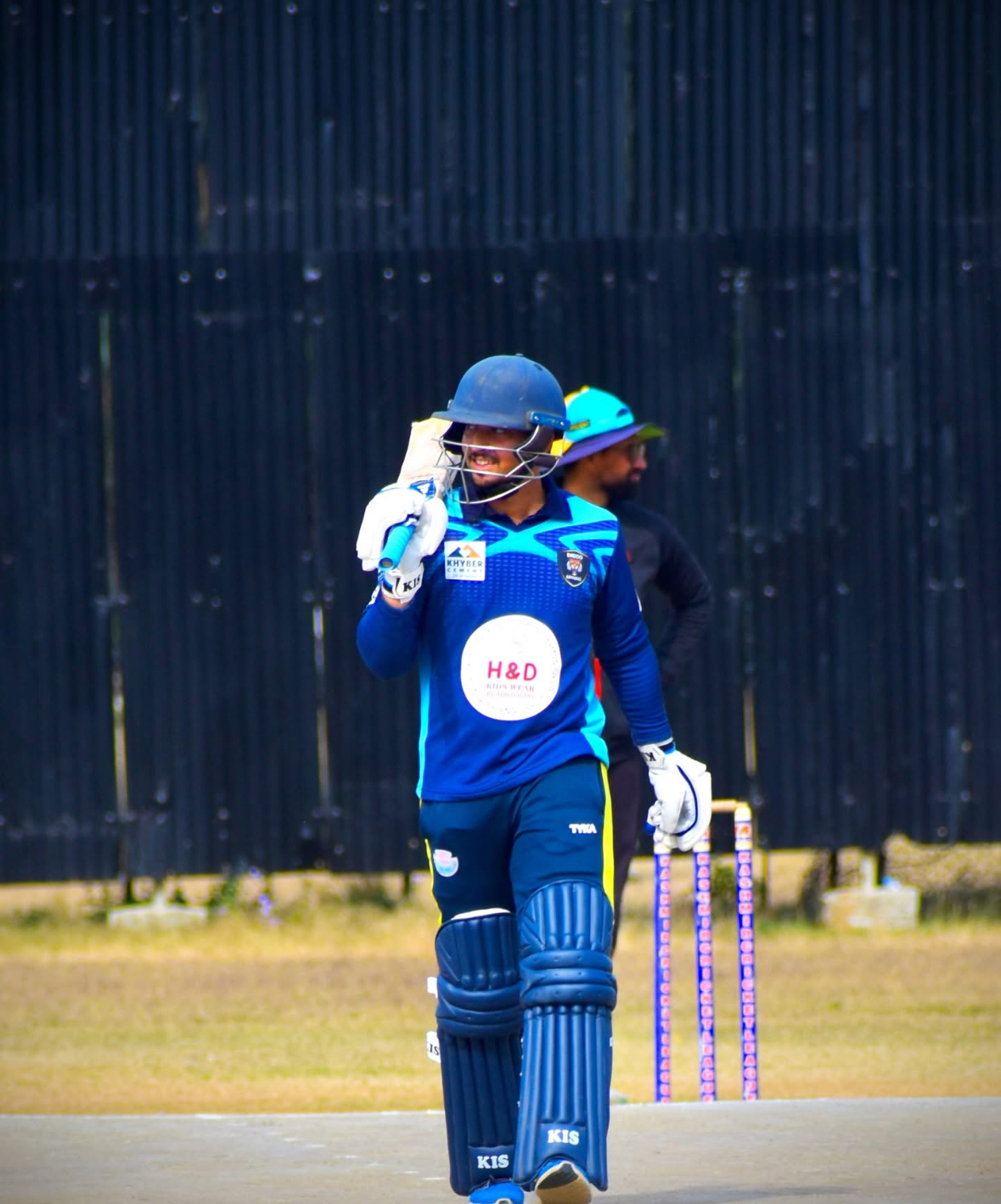 लगातार संघर्ष, अनुशासन और कभी हार न मानने वाले जज़्बे ने आज डिक्शांत कुंडल को उनकी मेहनत का फल दिलाया है। #VijayHazareTrophy के लिए पहला अवसर मिलना सिर्फ़ एक चयन नहीं, बल्कि वर्षों की तपस्या और समर्पण की सच्ची पहचान है। संघर्ष से सफलता तक की यह यात्रा हर उभरते खिलाड़ी के लिए प्रेरणादायक कहानी है, जो यह साबित करती है कि सच्ची मेहनत कभी बेकार नहीं जाती