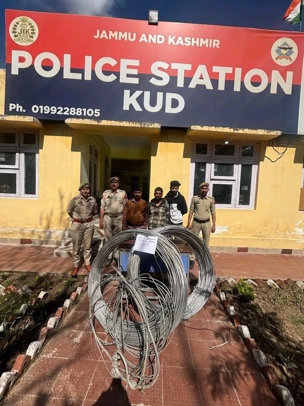 चोरी का मामला सुलझा: 03 आरोपी गिरफ्तार, चोरी की संपत्ति (एल्यूमिनियम कंडक्टर) बरामद — उधमपुर पुलिस  एफआईआर नंबर 10/2026 धारा 331(4)/305(a) बीएनएस के तहत 18.03.2026 को पुलिस स्टेशन कुद में दर्ज किया गया। यह मामला पीडीडी विभाग के सरकारी ठेकेदार सुखदेव शर्मा की लिखित शिकायत पर दर्ज हुआ, जिसमें उन्होंने बताया कि 17–18.03.2026 की रात के दौरान पनामा चौक, कुद के पास स्थित रिसीविंग स्टेशन से एल्यूमिनियम बिजली तार (कंडक्टर) चोरी हो गया।  जांच के दौरान, पुलिस स्टेशन कुद की टीम ने कई संदिग्धों को पूछताछ के लिए हिरासत में लिया। तकनीकी और मानव खुफिया जानकारी के आधार पर तीन आरोपियों — सौरभ शर्मा पुत्र संजय कुमार निवासी धर्मथल नरसू तहसील एवं जिला उधमपुर, संजय कुमार पुत्र सुरम चंद निवासी सुकाटर कुद तहसील चेनानी जिला उधमपुर, तथा विजय कुमार पुत्र हेम राज निवासी बर्मीण तहसील रामनगर वर्तमान पता हाउसिंग कॉलोनी उधमपुर — को गिरफ्तार किया गया।  लगातार पूछताछ के दौरान सभी आरोपियों ने अपराध में अपनी संलिप्तता स्वीकार की।  उनकी निशानदेही पर लगभग 400 किलोग्राम चोरी किया गया एल्यूमिनियम बिजली तार (कंडक्टर), जिसकी कीमत लगभग ₹1,20,000 है, सुकाटर कुद से बरामद किया गया।  मामले में आगे की जांच जारी है।