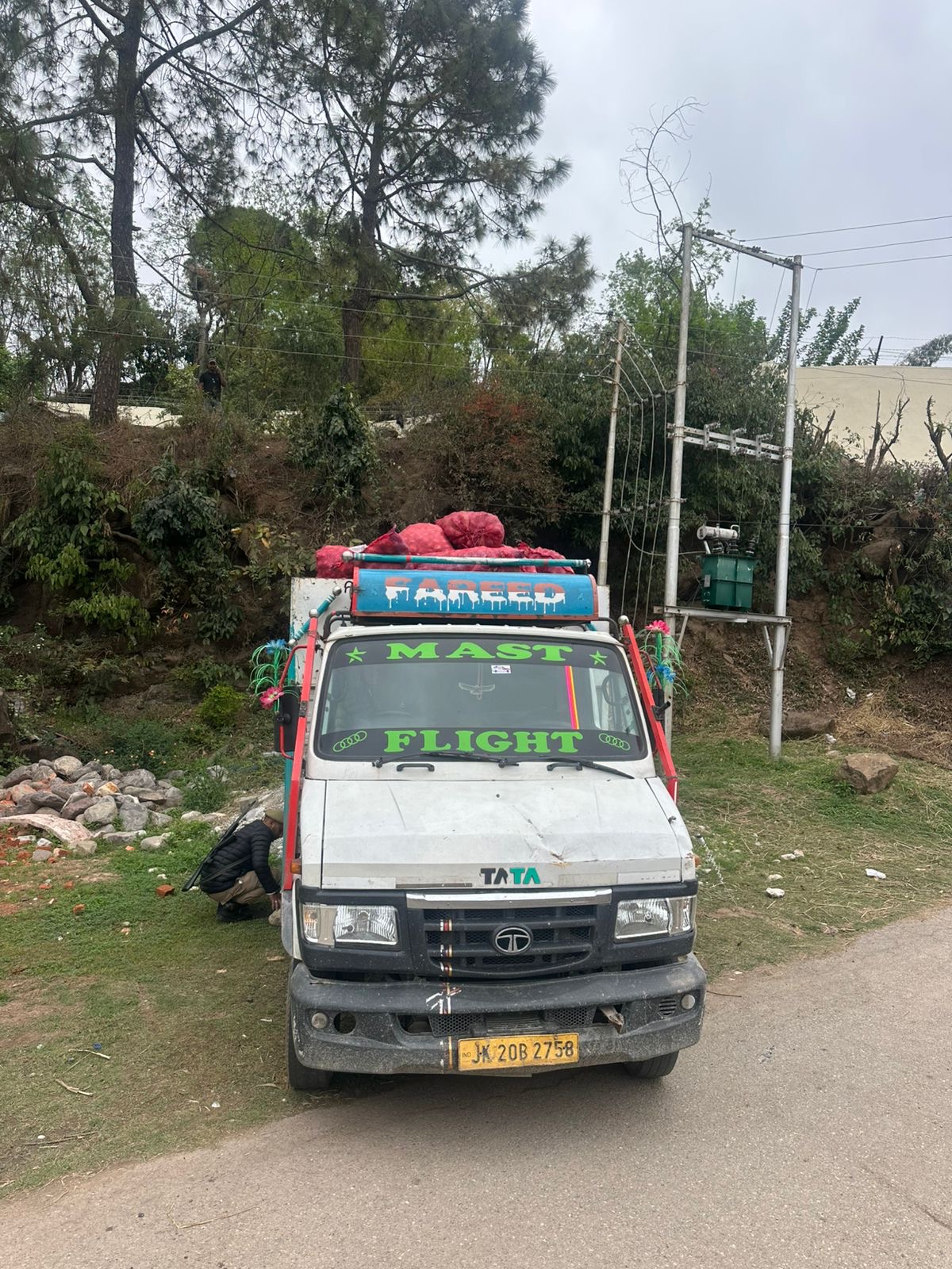 प्याज की बोरियों के नीचे छिपाए गए गोवंश, टिकरी नाका पर एक गिरफ्तार  उधमपुर, 18 मार्च: टिकरी नाका पर नियमित जांच के दौरान पुलिस ने एक वाहन (JK02B-2758) को रोका और अवैध रूप से गोवंश की तस्करी के मामले का खुलासा किया।  अधिकारियों के अनुसार, जांच के दौरान वाहन में 35 बोरी प्याज लदी हुई पाई गईं। हालांकि, गहन तलाशी लेने पर प्याज की बोरियों के नीचे 9 गोवंशीय पशु पाए गए, जिन्हें बेरहमी से रस्सियों से बांधा गया था।  वाहन चालक की पहचान हसन दीन पुत्र मोहम्मद शरीफ निवासी काना चक के रूप में हुई है। पुलिस ने चालक को मौके पर ही गिरफ्तार कर लिया, जबकि एक अज्ञात सहयात्री मौके से फरार हो गया।  इस संबंध में पुलिस थाना रिहंबल में FIR नंबर 54/2026 के तहत धारा 223 भारतीय न्याय संहिता (BNS) एवं धारा 11 पशु क्रूरता निवारण अधिनियम के अंतर्गत मामला दर्ज किया गया है।  फरार सहयात्री की तलाश जारी है तथा मामले की आगे जांच की जा रही है।