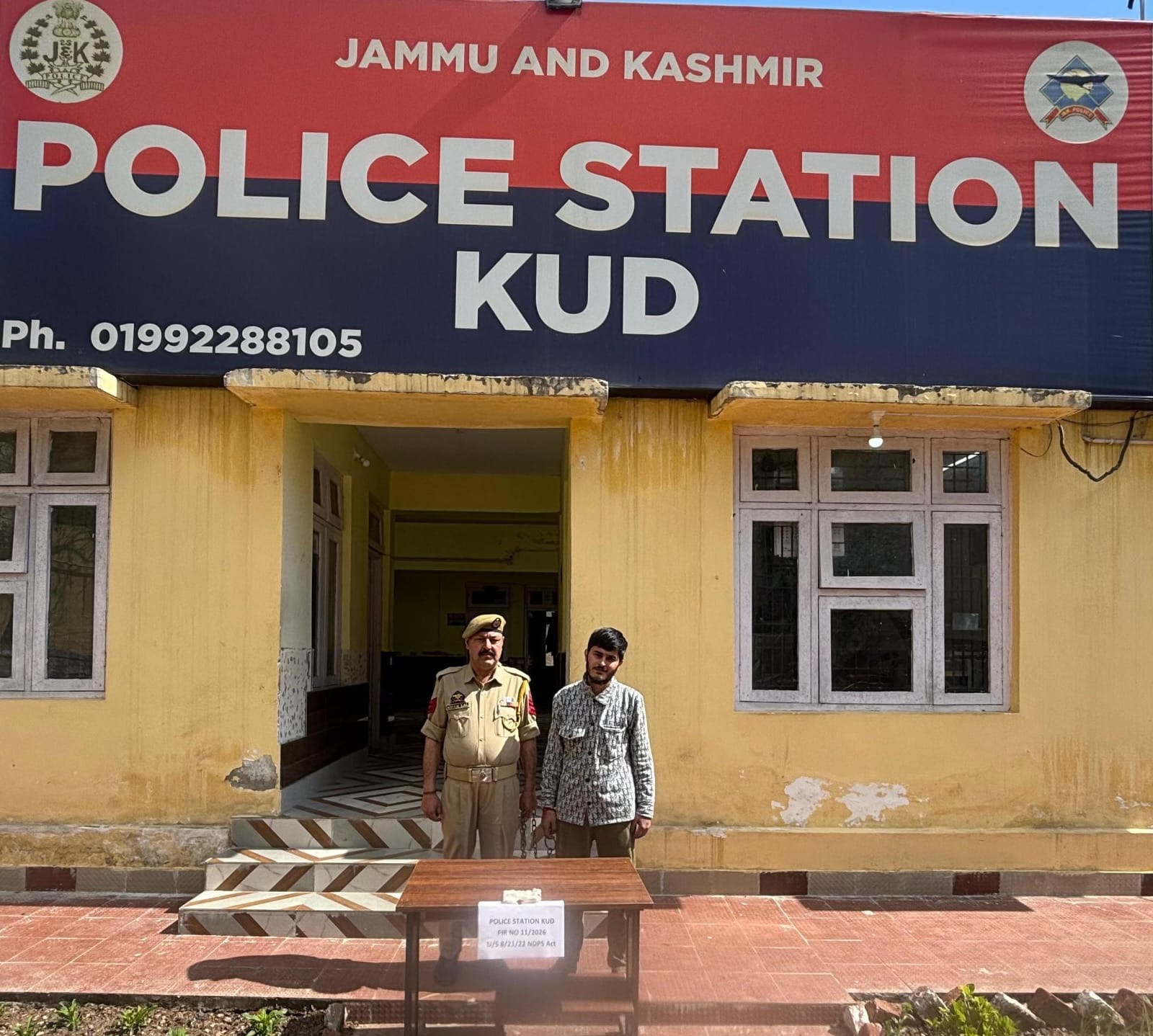 कुड में नियमित गश्त के दौरान पुलिस ने टेली बाड़ी स्थित मून लाइट बार के पास 7.82 ग्राम हेरोइन के साथ धनंजय प्रताप को गिरफ्तार किया। इस संबंध में थाना कुड में एफआईआर संख्या 11/2026 धारा 8/21/22 एनडीपीएस अधिनियम के तहत मामला दर्ज किया गया है और आगे की जांच जारी है।