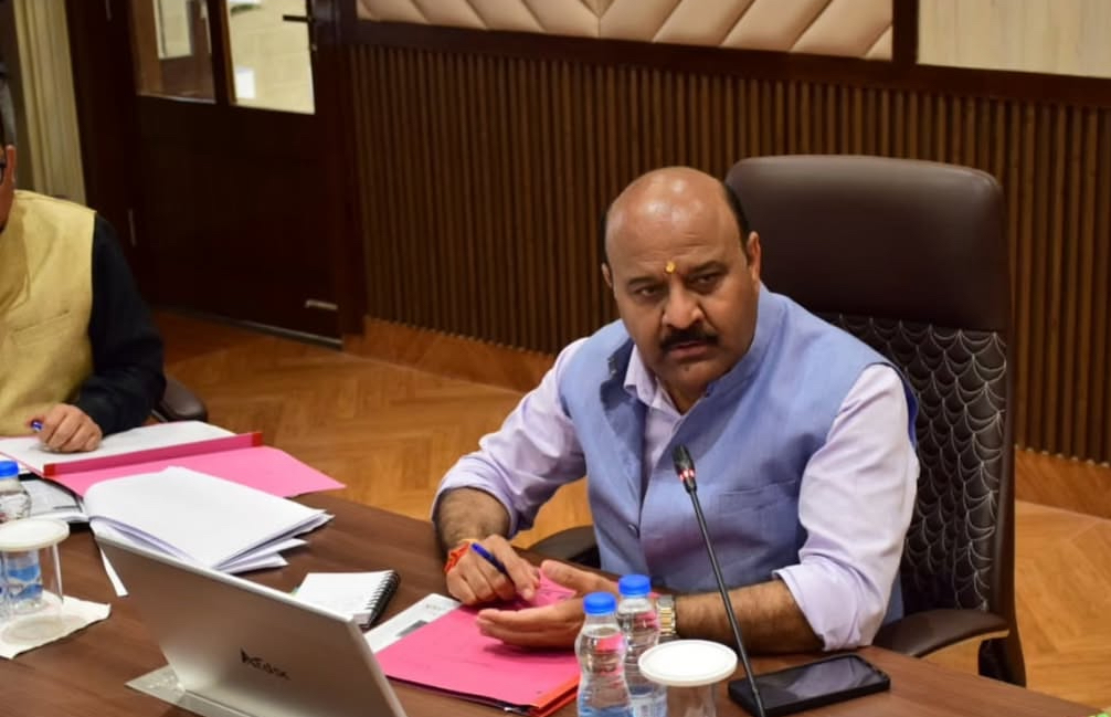 जम्मू में उप मुख्यमंत्री सुरिंदर चौधरी के साथ पीडब्ल्यूडी (लोक निर्माण विभाग) पर उच्च स्तरीय समीक्षा बैठक की अध्यक्षता की। सभी विकास कार्यों की सख्त निगरानी और गुणवत्तापूर्ण क्रियान्वयन पर जोर दिया। सभी परियोजनाओं को समयबद्ध तरीके से पूरा करने के निर्देश दिए — देरी, लापरवाही या गुणवत्ता में किसी भी प्रकार की कमी के लिए कोई स्थान नहीं होगा। हर स्तर पर जवाबदेही अनिवार्य और गैर-परक्राम्य है।