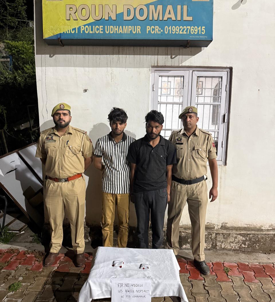 लगभग 1850 बजे नियमित गश्त के दौरान, रौन डोमैल चौक के पास, उधमपुर पुलिस ने बट्टल बलियां की ओर से आ रहे दो संदिग्ध व्यक्तियों को रोका। पुलिस को देखकर दोनों वापस भागने का प्रयास करने लगे, लेकिन उन्हें तुरंत पकड़ लिया गया। उनकी पहचान इरफान और वसीम के रूप में हुई, जो जखानी के निवासी हैं। तलाशी लेने पर उनके कब्जे से 5.45 ग्राम और 5.54 ग्राम हेरोइन जैसी मादक पदार्थ बरामद हुई। इस संबंध में थाना उधमपुर में एनडीपीएस एक्ट की धारा 8/21/22 के तहत एफआईआर संख्या 143/2026 दर्ज की गई है।